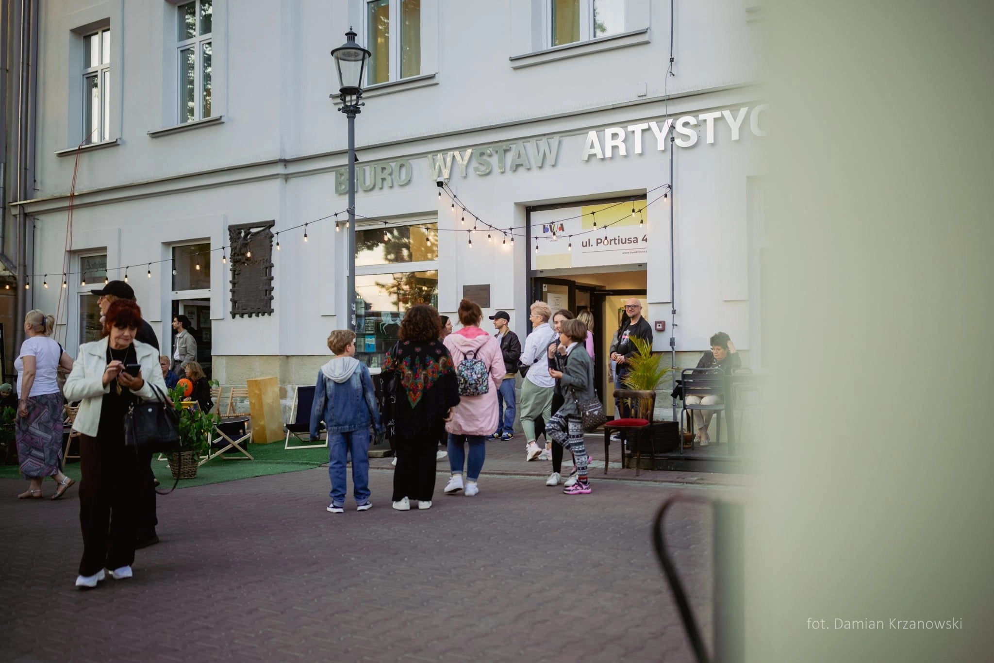 Widok na budynek Biura Wystaw Artystycznych w Krośnie, przed budynkiem widoczna jest grupa osób, są to osoby zwiedzające