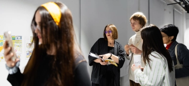 Oprowadzanie autorskie po wystawie "A*tystki w trasie - wystawa kobiet i dziewczyn w spektrum".